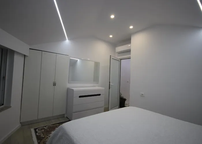 Metaj House *