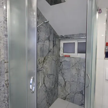 Metaj House * בורש